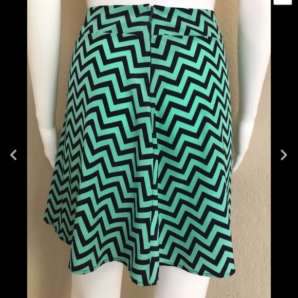 Francesca’s Bird Cage Women's Skirt Sz L Chevron - Picture 3 of 5